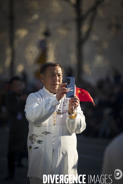 NOUVEL AN CHINOIS sur les Champs-Elysees a Paris