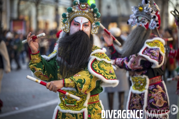 NOUVEL AN CHINOIS sur les Champs-Elysees a Paris