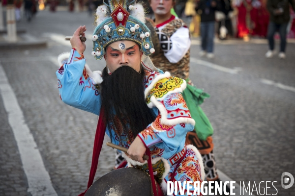 NOUVEL AN CHINOIS sur les Champs-Elysees a Paris
