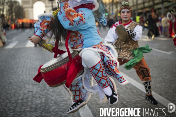 NOUVEL AN CHINOIS sur les Champs-Elysees a Paris