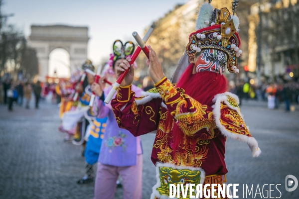 NOUVEL AN CHINOIS sur les Champs-Elysees a Paris