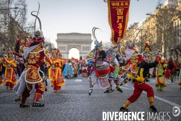 NOUVEL AN CHINOIS sur les Champs-Elysees a Paris