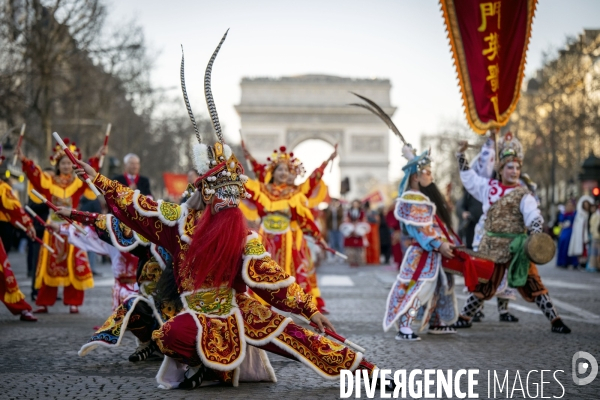 NOUVEL AN CHINOIS sur les Champs-Elysees a Paris