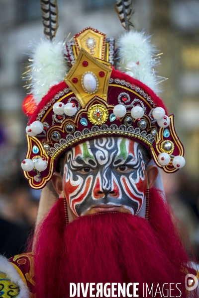 NOUVEL AN CHINOIS sur les Champs-Elysees a Paris