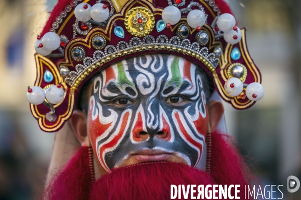 NOUVEL AN CHINOIS sur les Champs-Elysees a Paris