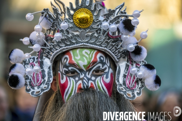 NOUVEL AN CHINOIS sur les Champs-Elysees a Paris