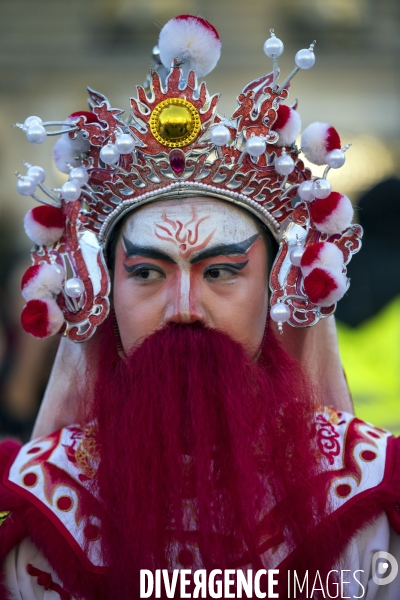 NOUVEL AN CHINOIS sur les Champs-Elysees a Paris