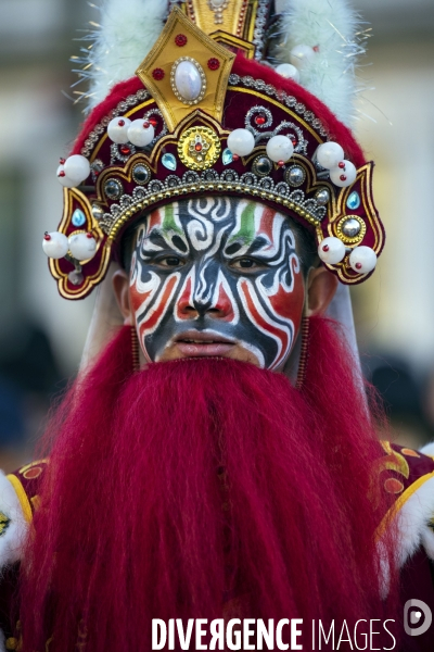 NOUVEL AN CHINOIS sur les Champs-Elysees a Paris