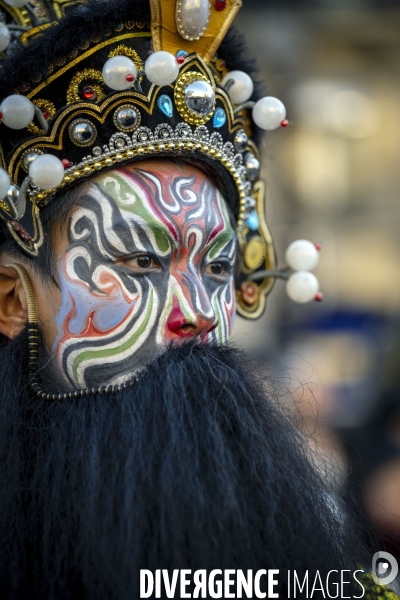 NOUVEL AN CHINOIS sur les Champs-Elysees a Paris