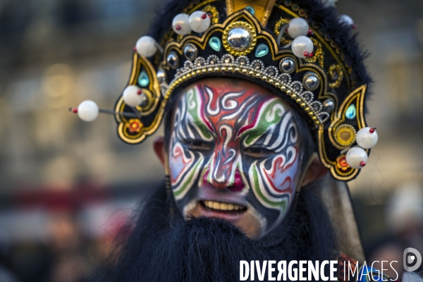 NOUVEL AN CHINOIS sur les Champs-Elysees a Paris