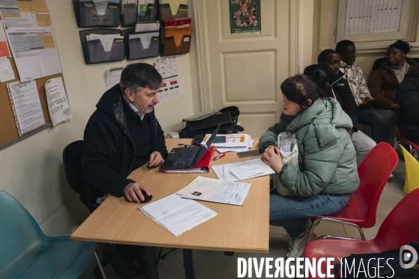 “Il faut que je tienne” : le quotidien sous pression des personnes étrangères sans droit au séjour.