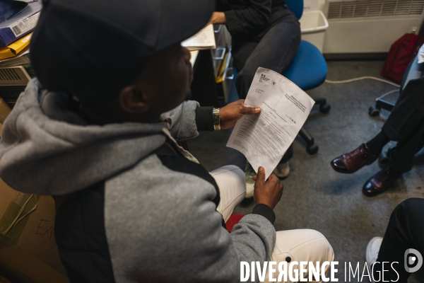 “Il faut que je tienne” : le quotidien sous pression des personnes étrangères sans droit au séjour.