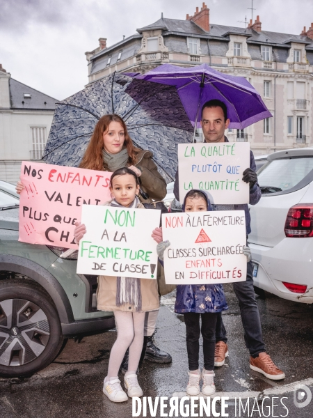 Rassemblement parents-prof contre les fermetures de classes à Tours devant la prefecture d Indre-et-Loire