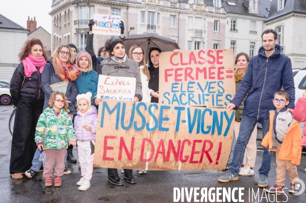 Rassemblement parents-prof contre les fermetures de classes à Tours devant la prefecture d Indre-et-Loire