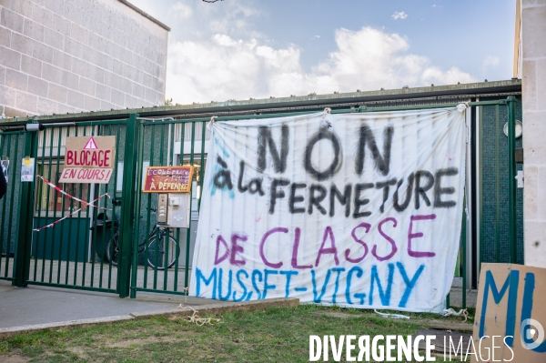 Blocage de l école Musset-Vigny à Tours contre la fermeture de classe annoncée par le Ministère de l Education