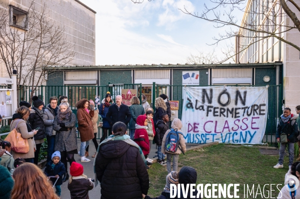 Blocage de l école Musset-Vigny à Tours contre la fermeture de classe annoncée par le Ministère de l Education