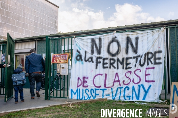 Blocage de l école Musset-Vigny à Tours contre la fermeture de classe annoncée par le Ministère de l Education