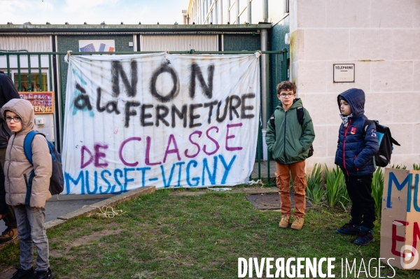 Blocage de l école Musset-Vigny à Tours contre la fermeture de classe annoncée par le Ministère de l Education