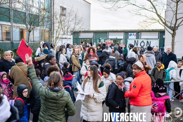 Blocage de l école Musset-Vigny à Tours contre la fermeture de classe annoncée par le Ministère de l Education