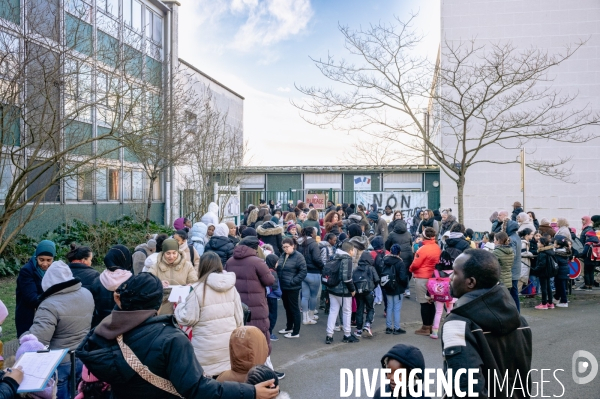 Blocage de l école Musset-Vigny à Tours contre la fermeture de classe annoncée par le Ministère de l Education
