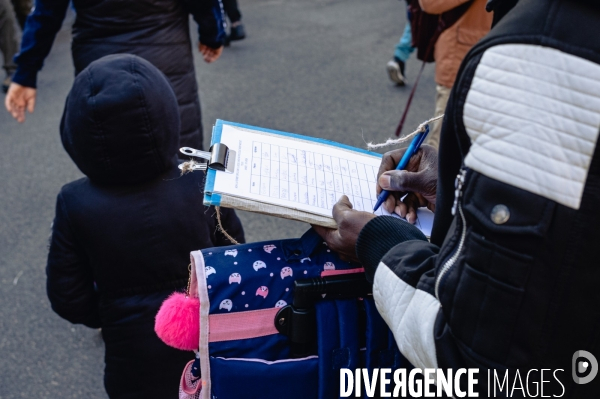 Blocage de l école Musset-Vigny à Tours contre la fermeture de classe annoncée par le Ministère de l Education