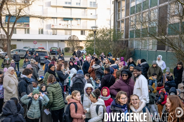 Blocage de l école Musset-Vigny à Tours contre la fermeture de classe annoncée par le Ministère de l Education