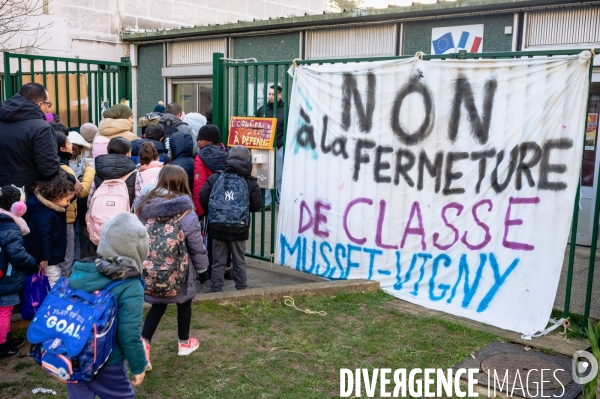 Blocage de l école Musset-Vigny à Tours contre la fermeture de classe annoncée par le Ministère de l Education