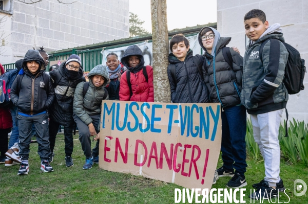Blocage de l école Musset-Vigny à Tours contre la fermeture de classe annoncée par le Ministère de l Education