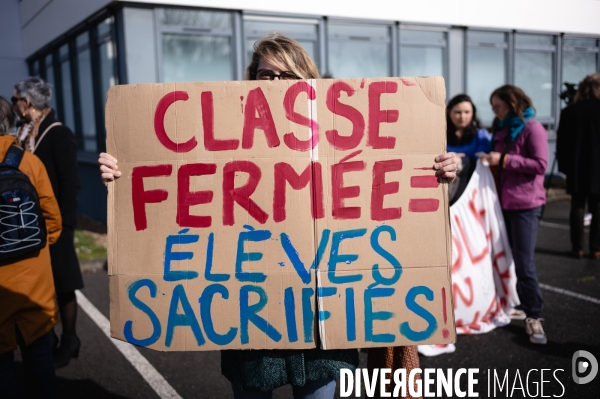 Rassemblement parents-profs devant les locaux de l académie (DSDEN) contre les fermetures de classes et la fusion ZIL / BD annoncés par le ministère de l éducation.