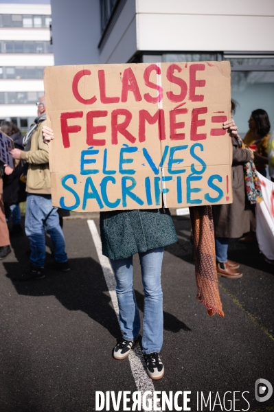 Rassemblement parents-profs devant les locaux de l académie (DSDEN) contre les fermetures de classes et la fusion ZIL / BD annoncés par le ministère de l éducation.