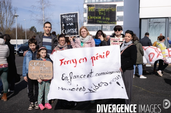 Rassemblement parents-profs devant les locaux de l académie (DSDEN) contre les fermetures de classes et la fusion ZIL / BD annoncés par le ministère de l éducation.