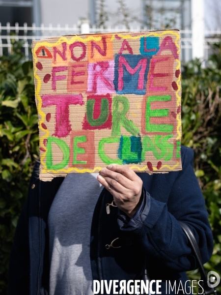 Rassemblement parents-profs devant les locaux de l académie (DSDEN) contre les fermetures de classes et la fusion ZIL / BD annoncés par le ministère de l éducation.