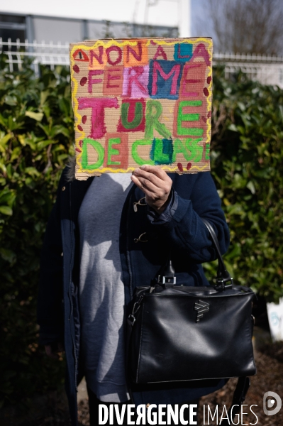 Rassemblement parents-profs devant les locaux de l académie (DSDEN) contre les fermetures de classes et la fusion ZIL / BD annoncés par le ministère de l éducation.