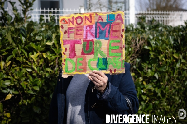 Rassemblement parents-profs devant les locaux de l académie (DSDEN) contre les fermetures de classes et la fusion ZIL / BD annoncés par le ministère de l éducation.