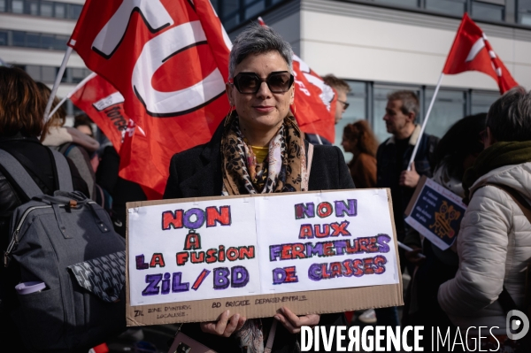 Rassemblement parents-profs devant les locaux de l académie (DSDEN) contre les fermetures de classes et la fusion ZIL / BD annoncés par le ministère de l éducation.