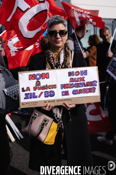 Rassemblement parents-profs devant les locaux de l académie (DSDEN) contre les fermetures de classes et la fusion ZIL / BD annoncés par le ministère de l éducation.