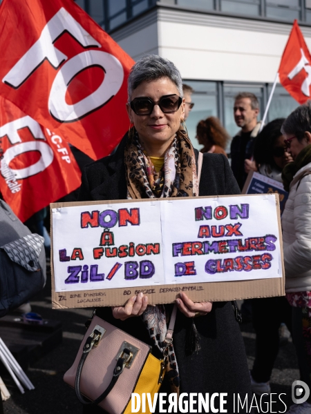 Rassemblement parents-profs devant les locaux de l académie (DSDEN) contre les fermetures de classes et la fusion ZIL / BD annoncés par le ministère de l éducation.