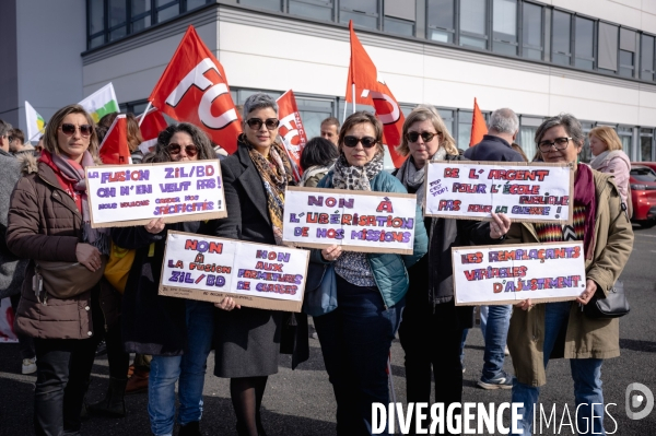 Rassemblement parents-profs devant les locaux de l académie (DSDEN) contre les fermetures de classes et la fusion ZIL / BD annoncés par le ministère de l éducation.