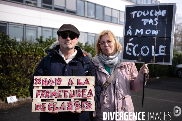 Rassemblement parents-profs devant les locaux de l académie (DSDEN) contre les fermetures de classes et la fusion ZIL / BD annoncés par le ministère de l éducation.