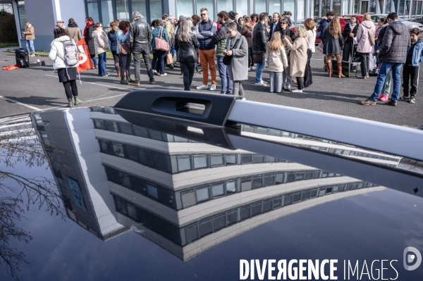 Rassemblement parents-profs devant les locaux de l académie (DSDEN) contre les fermetures de classes et la fusion ZIL / BD annoncés par le ministère de l éducation.