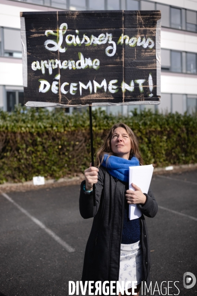 Rassemblement parents-profs devant les locaux de l académie (DSDEN) contre les fermetures de classes et la fusion ZIL / BD annoncés par le ministère de l éducation.