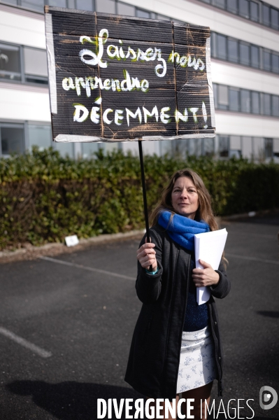 Rassemblement parents-profs devant les locaux de l académie (DSDEN) contre les fermetures de classes et la fusion ZIL / BD annoncés par le ministère de l éducation.