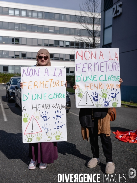 Rassemblement parents-profs devant les locaux de l académie (DSDEN) contre les fermetures de classes et la fusion ZIL / BD annoncés par le ministère de l éducation.