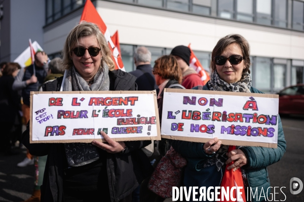 Rassemblement parents-profs devant les locaux de l académie (DSDEN) contre les fermetures de classes et la fusion ZIL / BD annoncés par le ministère de l éducation.