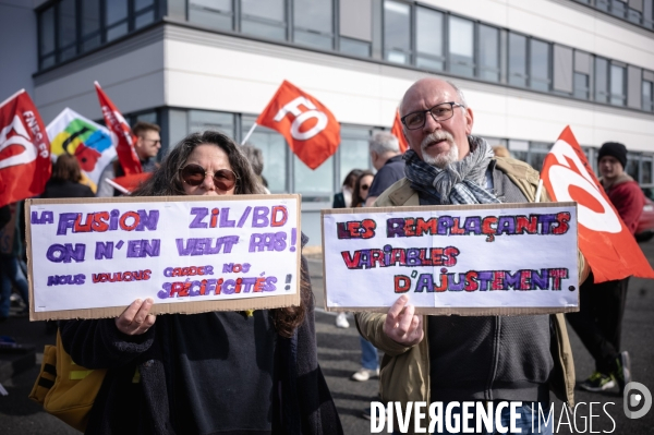 Rassemblement parents-profs devant les locaux de l académie (DSDEN) contre les fermetures de classes et la fusion ZIL / BD annoncés par le ministère de l éducation.
