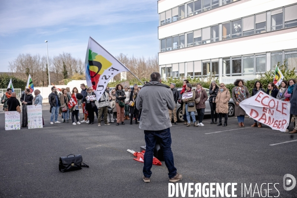 Rassemblement parents-profs devant les locaux de l académie (DSDEN) contre les fermetures de classes et la fusion ZIL / BD annoncés par le ministère de l éducation.