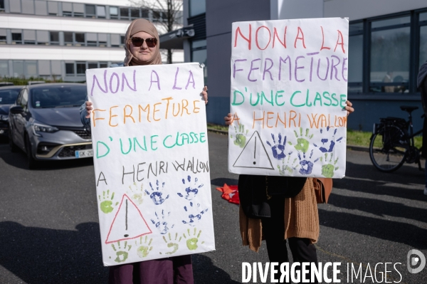 Rassemblement parents-profs devant les locaux de l académie (DSDEN) contre les fermetures de classes et la fusion ZIL / BD annoncés par le ministère de l éducation.