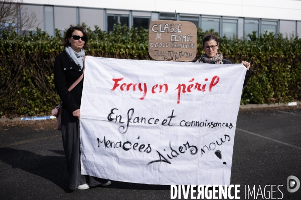 Rassemblement parents-profs devant les locaux de l académie (DSDEN) contre les fermetures de classes et la fusion ZIL / BD annoncés par le ministère de l éducation.