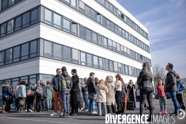 Rassemblement parents-profs devant les locaux de l académie (DSDEN) contre les fermetures de classes et la fusion ZIL / BD annoncés par le ministère de l éducation.