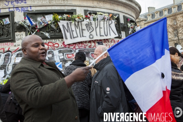 PLACE DE LA REPUBLIQUE_Une minute de silence au café la Belle Équipe